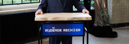 De Rijdende Rechter: scootmobiel in de taxibus De Rijdende Rechter: scootmobiel in de taxibus